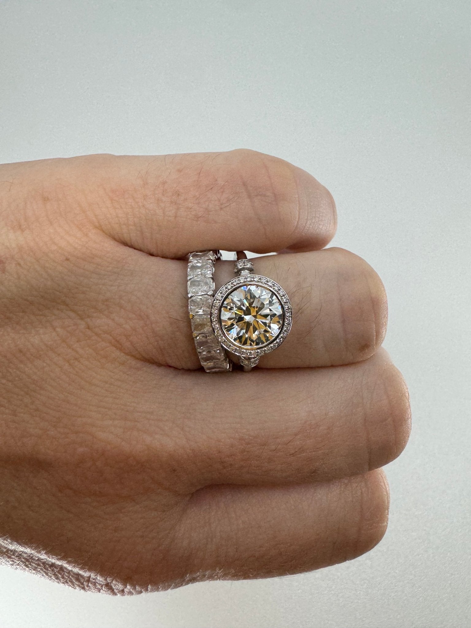 Round brilliant cut in 14k gold accented with over 100 stones - Jewelry by Cleo